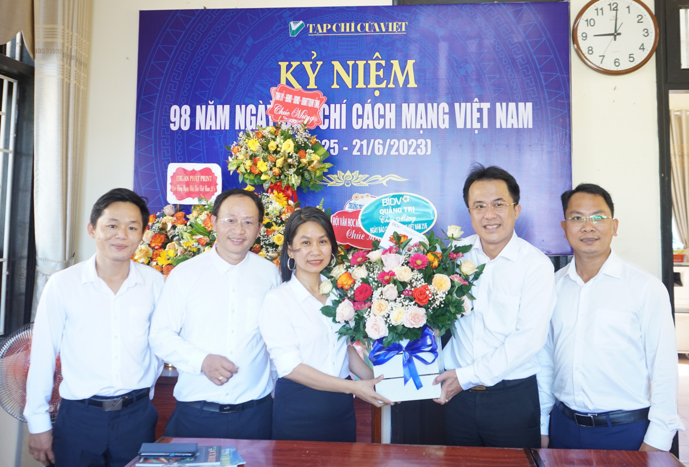 Ng&acirc;n h&agrave;ng Đầu tư v&agrave; Ph&aacute;t triển tặng hoa ch&uacute;c mừng