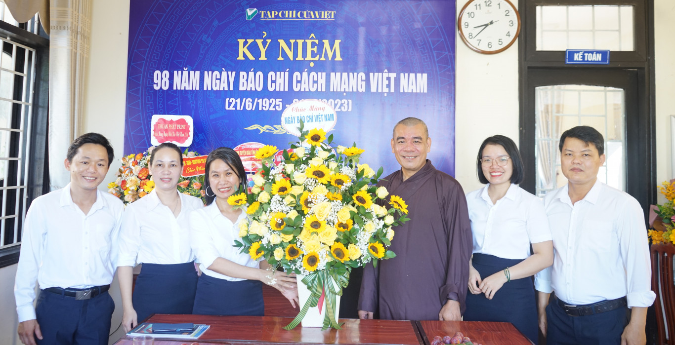 Đại đức Th&iacute;ch Nguy&ecirc;n M&atilde;n - Trưởng ban Trị sự Gi&aacute;o hội Phật gi&aacute;o huyện Triệu Phong tặng hoa ch&uacute;c mừng