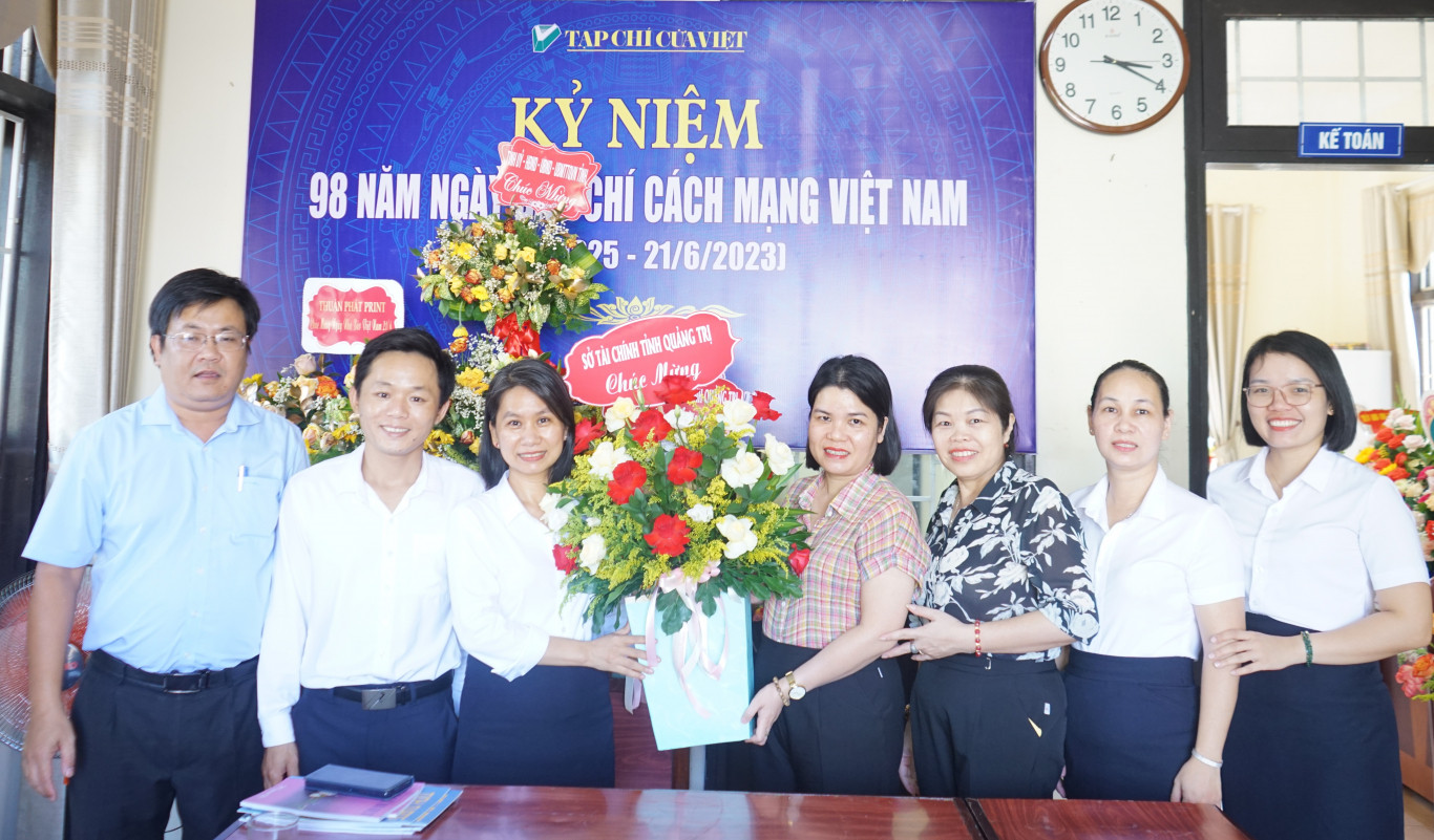 Sở T&agrave;i ch&iacute;nh tặng hoa ch&uacute;c mừng