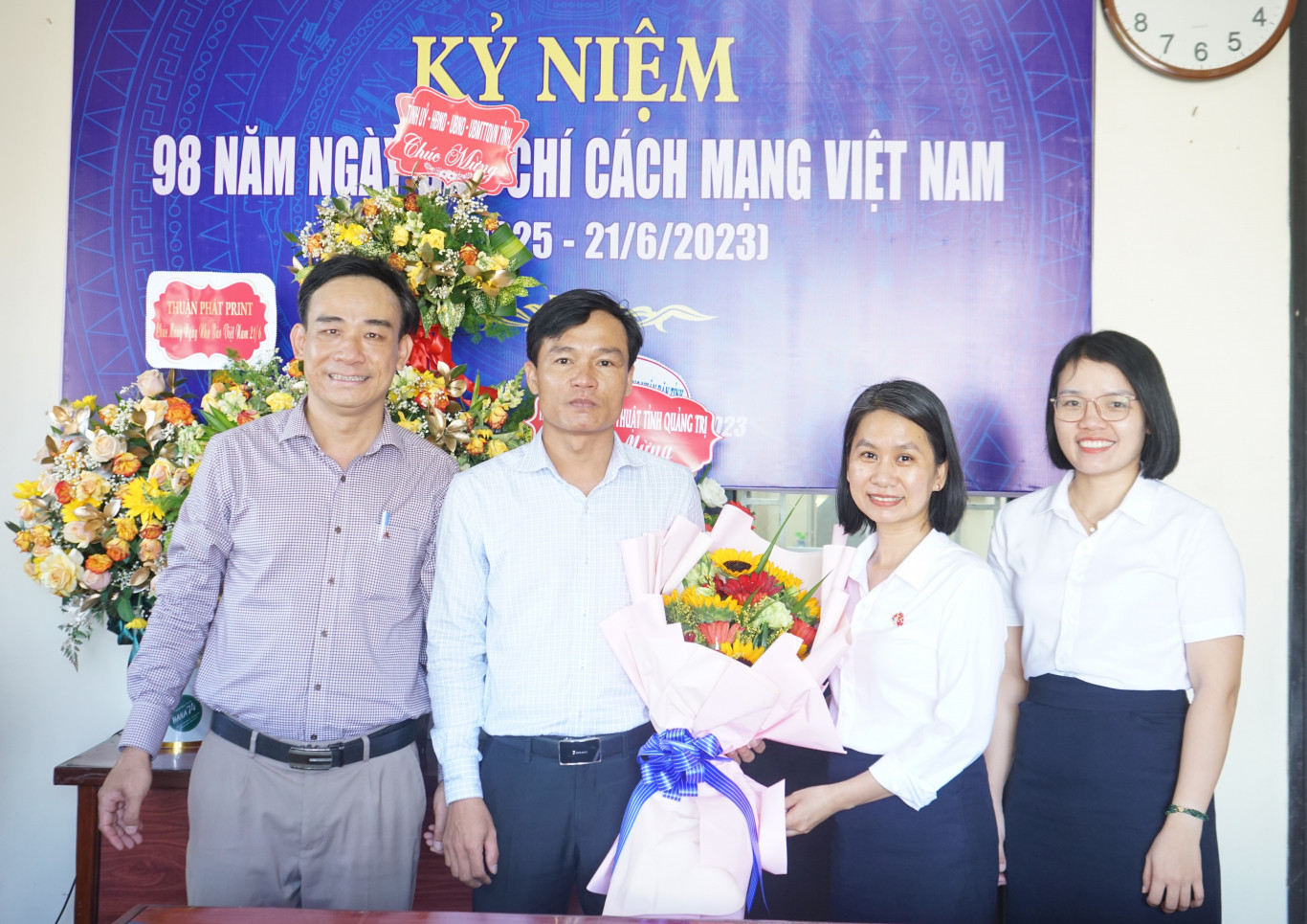 Sở N&ocirc;ng nghiệp v&agrave; Ph&aacute;t triển n&ocirc;ng th&ocirc;n tặng hoa ch&uacute;c mừng