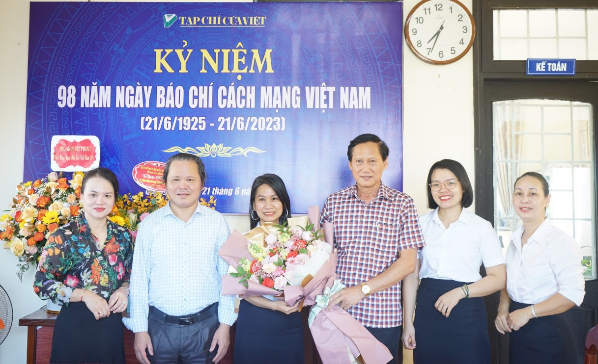 Sở Th&ocirc;ng tin v&agrave; Truyền th&ocirc;ng tặng hoa ch&uacute;c mừng