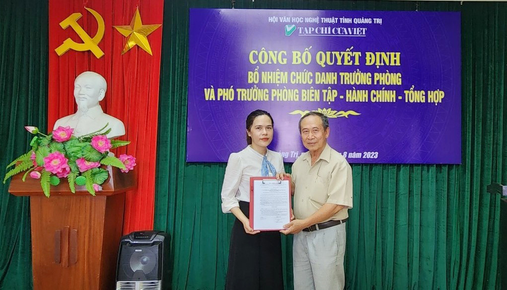 &Ocirc;ng Hồ Thanh Thoan, Ph&oacute; chủ tịch Thường trực Hội VHNT trao quyết định cho b&agrave; Hồ Thị Cẩm Nhung - Ảnh L.T