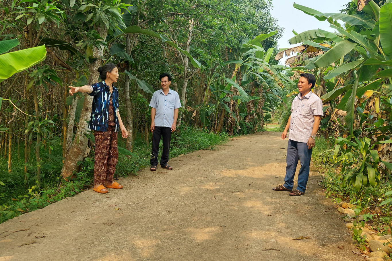 Vợ chồng &ocirc;ng Qu&yacute;, b&agrave; B&igrave;nh trở th&agrave;nh một tấm gương s&aacute;ng c&oacute; sức lay động trong phong tr&agrave;o hiến đất l&agrave;m đường giao th&ocirc;ng n&ocirc;ng th&ocirc;n tại Cam Th&agrave;nh.