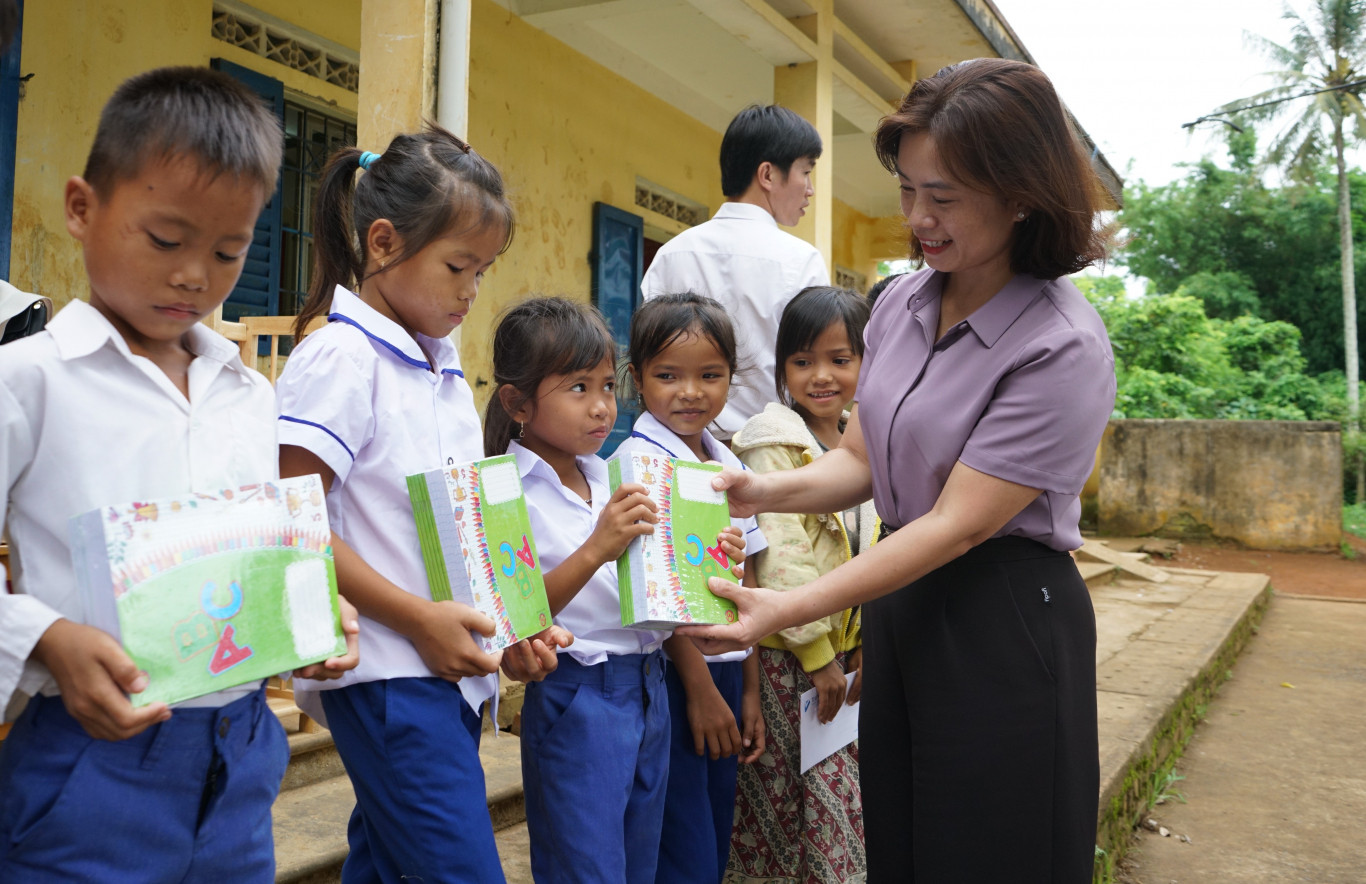 Ph&ograve;ng GD&ĐT huyện Hướng H&oacute;a trao 400 cuốn vở cho học sinh tại 2 điểm trường