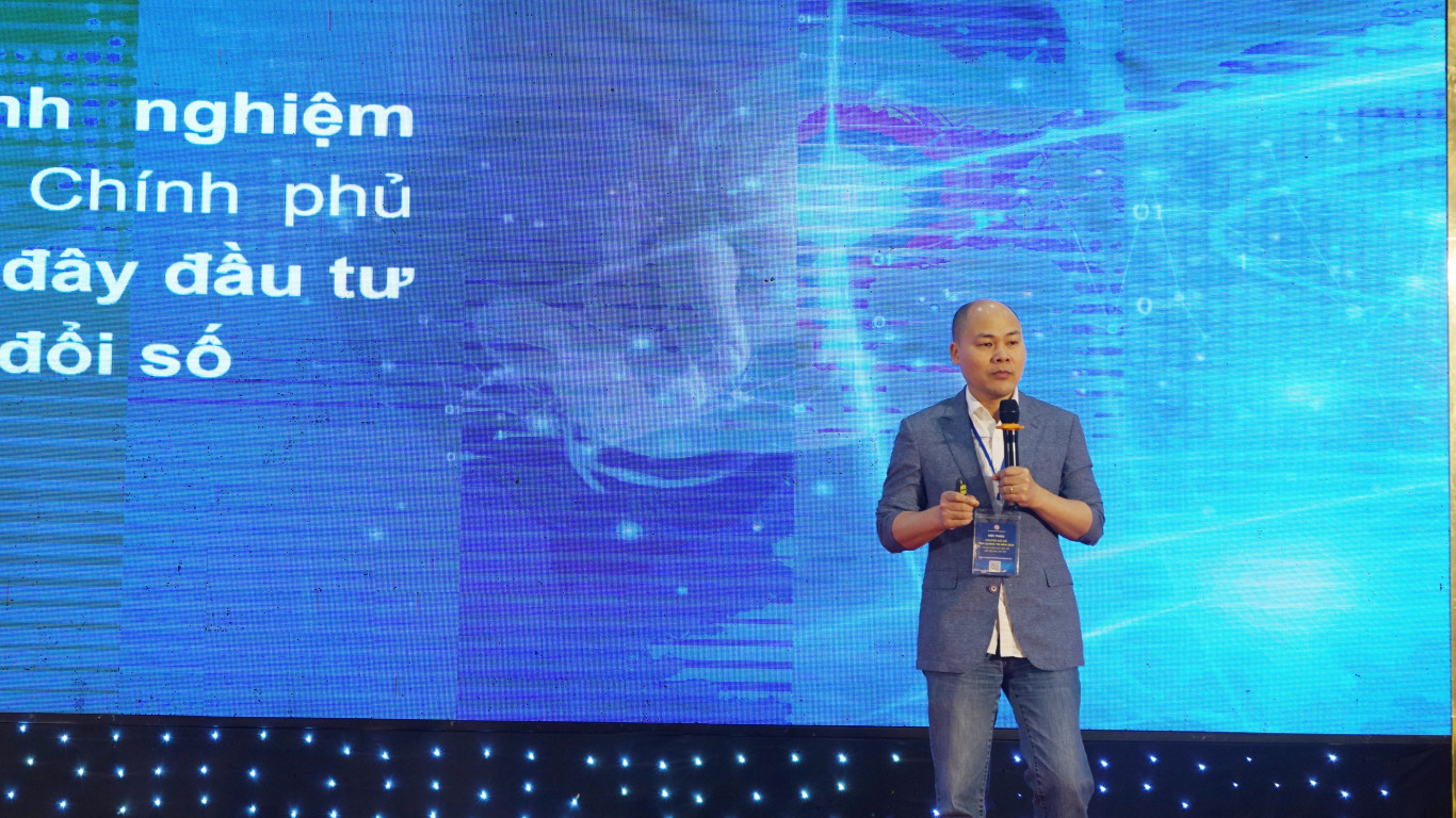 &Ocirc;ng Nguyễn Tử Quảng - Chủ tịch Tập đo&agrave;n c&ocirc;ng nghệ Bkav chia sẻ một số giải ph&aacute;p nhằm phục vụ hiệu quả c&ocirc;ng cuộc chuyển đổi số tại Quảng Trị