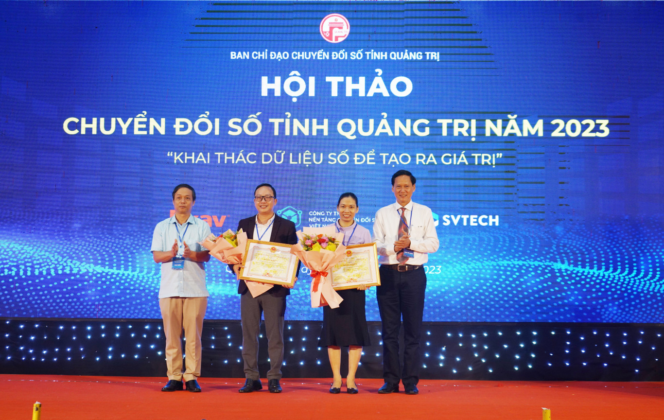 Ph&oacute; Chủ tịch HĐND tỉnh Nguyễn Trần Huy v&agrave; Gi&aacute;m đốc Sở Th&ocirc;ng tin v&agrave; Truyền th&ocirc;ng Nguyễn Văn Tường trao bằng khen của Chủ tịch UBND tỉnh cho Tổ c&ocirc;ng nghệ số cộng đồng th&ocirc;n T&acirc;n An (x&atilde; Vĩnh Giang, huyện Vĩnh Linh) v&agrave; x&atilde; Hướng Hiệp (huyện Đakr&ocirc;ng)