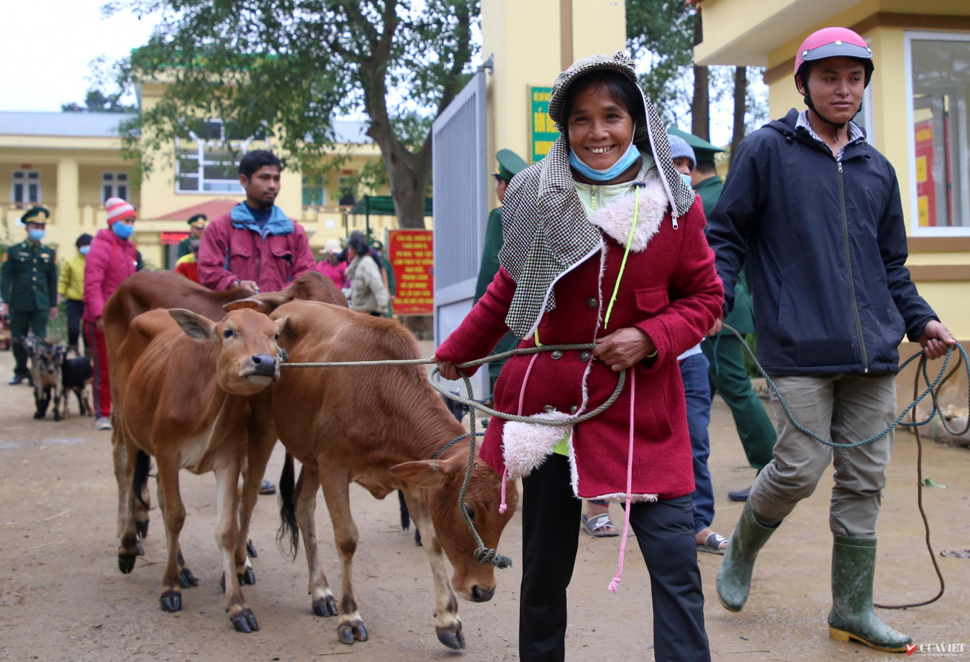 Người d&acirc;n x&atilde; Hướng Việt nở nụ cười  khi được Bộ đội bi&ecirc;n ph&ograve;ng Hướng Lập kết nối tặng b&ograve;, d&ecirc; - Ảnh: Hưng Thơ