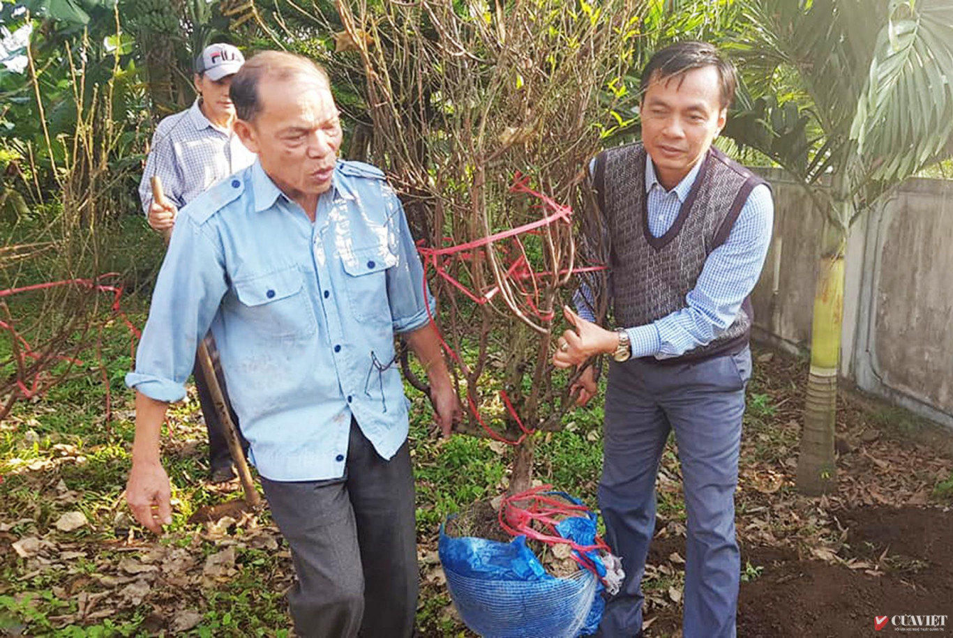 Trưởng tộc L&acirc;m C&ocirc;ng Ch&acirc;u (b&ecirc;n tr&aacute;i) mở đầu lễ trồng c&acirc;y tại nh&agrave; thờ họ L&acirc;m  ở l&agrave;ng Gia B&igrave;nh v&agrave;o dịp Xu&acirc;n Canh T&yacute; 2020 - Ảnh: L.Q.H