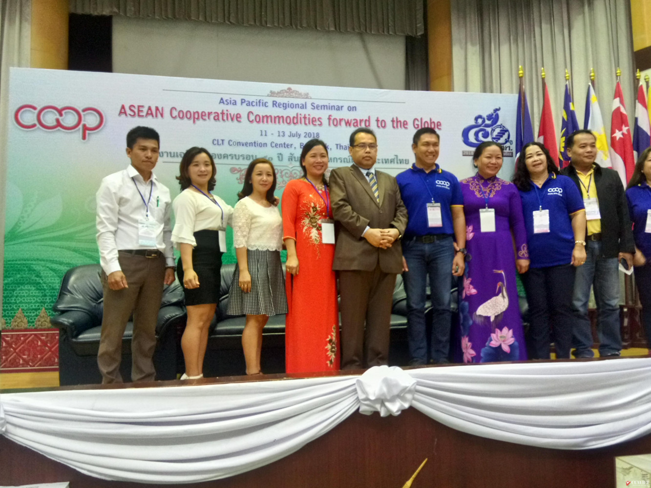 Nguyễn Tấn Minh (ngo&agrave;i c&ugrave;ng b&ecirc;n tr&aacute;i) - Ph&oacute; gi&aacute;m đốc HTX SXKD Hồ ti&ecirc;u Vĩnh Linh  tham dự Hội nghị hợp t&aacute;c ph&aacute;t triển chuỗi gi&aacute; trị to&agrave;n cầu tổ chức tại Th&aacute;i Lan - Ảnh: NVCC