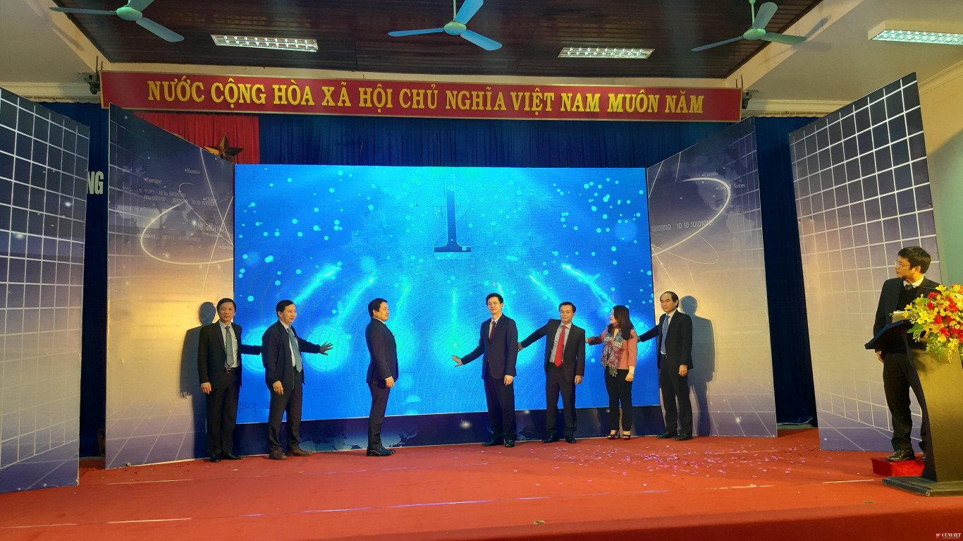 L&atilde;nh đạo tỉnh, th&agrave;nh phố Đ&ocirc;ng H&agrave; v&agrave; Tập đo&agrave;n Bưu ch&iacute;nh Viễn th&ocirc;ng Việt Nam ấn n&uacute;t khai trương Trung t&acirc;m Điều h&agrave;nh đ&ocirc; thị th&ocirc;ng minh th&agrave;nh phố Đ&ocirc;ng H&agrave; - Ảnh: L&ecirc; Minh