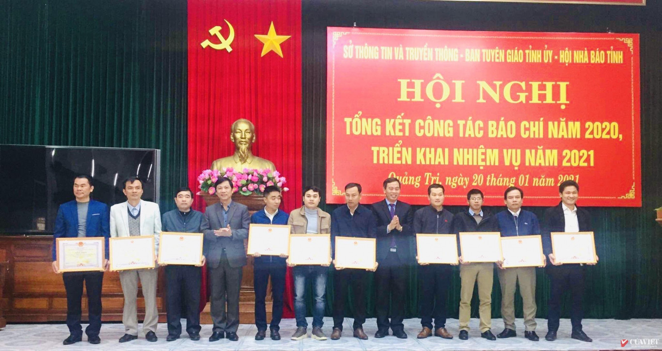 L&atilde;nh đạo tỉnh tặng bằng khen cho Cơ quan thường tr&uacute; TTXVN v&agrave; c&aacute;c ph&oacute;ng vi&ecirc;n thường tr&uacute; đ&atilde; c&oacute; nhiều th&agrave;nh t&iacute;ch trong c&ocirc;ng t&aacute;c th&ocirc;ng tin, tuy&ecirc;n truyền về Quảng Trị năm 2020.