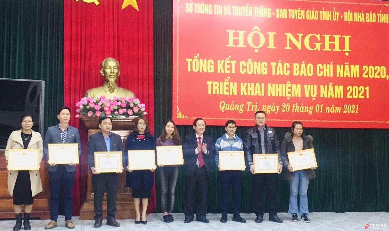 Trưởng Ban Tuy&ecirc;n gi&aacute;o Tỉnh ủy Hồ Đại Nam trao giấy khen của Ban Tuy&ecirc;n gi&aacute;o Tỉnh ủy cho c&aacute;c ph&oacute;ng vi&ecirc;n đ&atilde; c&oacute; nhiều đ&oacute;ng g&oacute;p cho hoạt động b&aacute;o ch&iacute; của tỉnh năm 2020