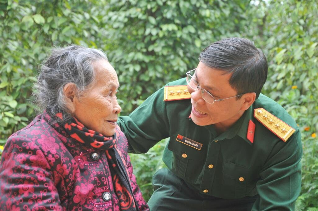 T&aacute;c giả v&agrave; b&agrave; ngoại - Ảnh: NCH