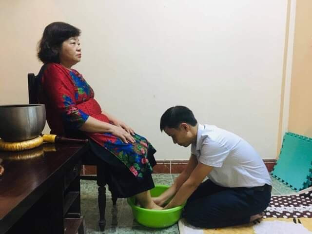 Rửa ch&acirc;n tri &acirc;n cho mẹ trong ng&agrave;y sinh nhật  n&ecirc;n trở th&agrave;nh n&eacute;t văn h&oacute;a của mỗi nh&agrave; - Ảnh: MP