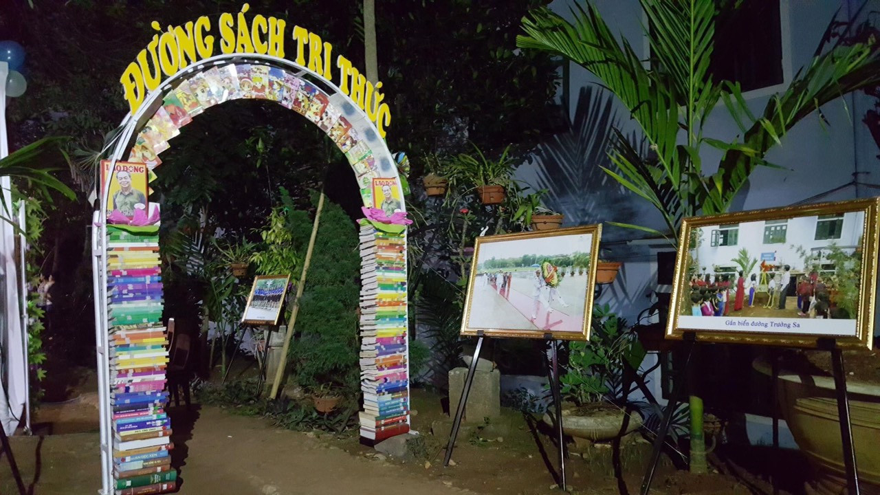 Đường s&aacute;ch tri thức ở Trường Tiểu học Hướng Ph&ugrave;ng - Ảnh: Y.M.S