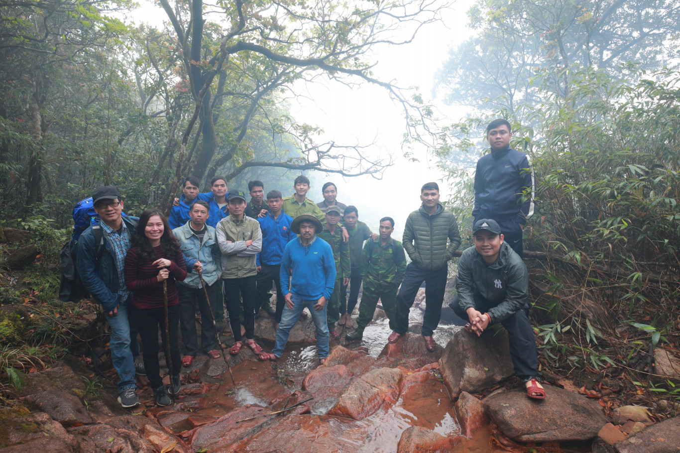 C&aacute;c th&agrave;nh vi&ecirc;n trong đo&agrave;n chinh phục đỉnh n&uacute;i Pa Thi&ecirc;n (t&aacute;c giả đứng ngo&agrave;i c&ugrave;ng b&ecirc;n tr&aacute;i) - Ảnh Phan T&acirc;n L&acirc;m