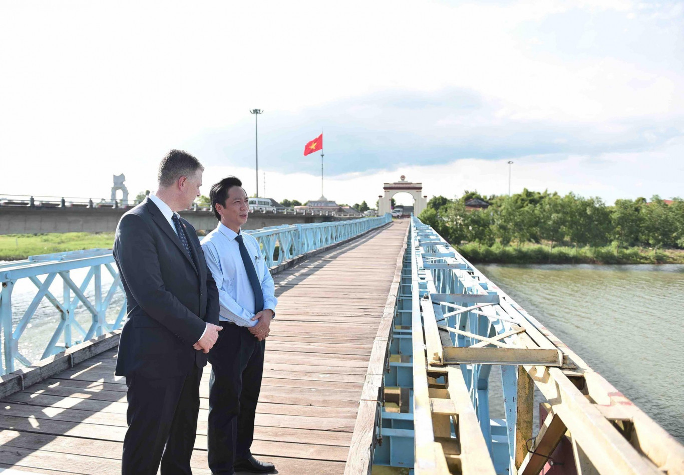Cuộc gặp mang nhiều th&ocirc;ng điệp về tương lai của Đại sứ Mỹ Daniel Kritenbrink v&agrave; Ph&oacute; Chủ tịch UBND tỉnh Quảng Trị Ho&agrave;ng Nam  ngay tại Vĩ tuyến 17 - Hiền Lương - Ảnh: Đại sứ qu&aacute;n Mỹ