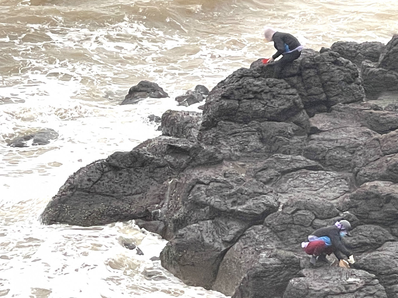 Để l&agrave;m ra b&aacute;nh đ&uacute;c rau c&acirc;u, mất nhiều thời gian v&agrave; tỉ mẩn nhất ở c&ocirc;ng đoạn lấy rau c&acirc;u sơ chế.