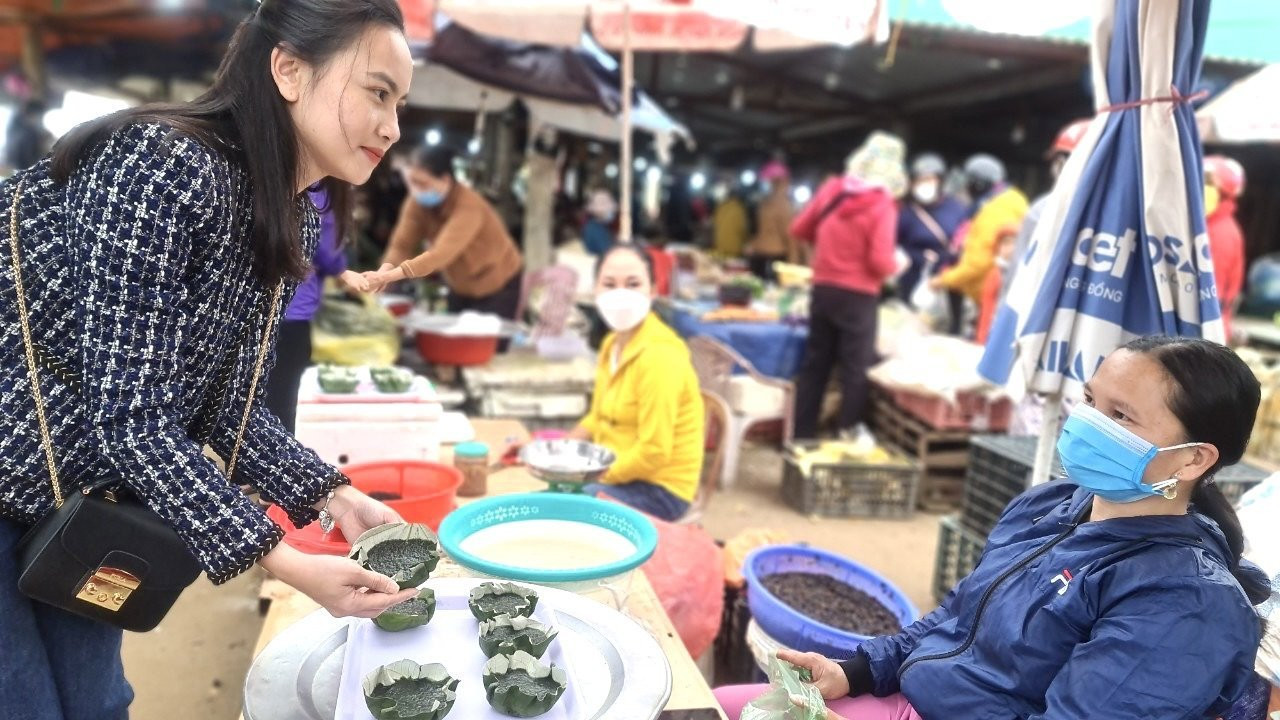 Nhiều phụ nữ miền biển nu&ocirc;i con, lo cho gia đ&igrave;nh từ nghề nấu b&aacute;nh đ&uacute;c rau c&acirc;u