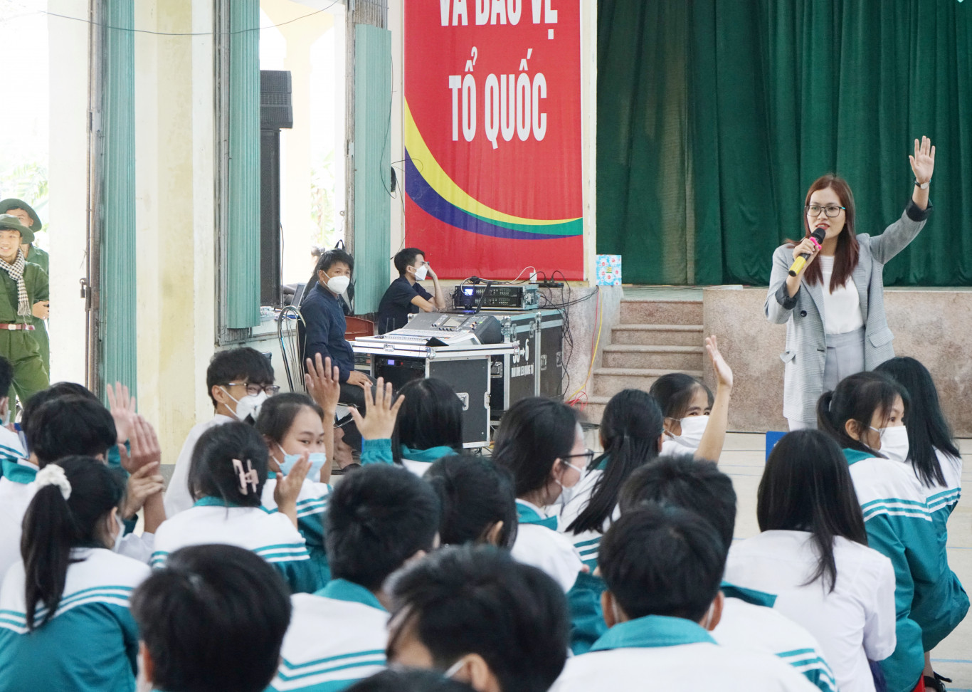 Học sinh Trường THPT thị x&atilde; Quảng Trị được nghe diễn giả Nguyễn Thị Hải Oanh chia sẻ những trải nghiệm &yacute; nghĩa của bản th&acirc;n trong qu&aacute; tr&igrave;nh đọc s&aacute;ch