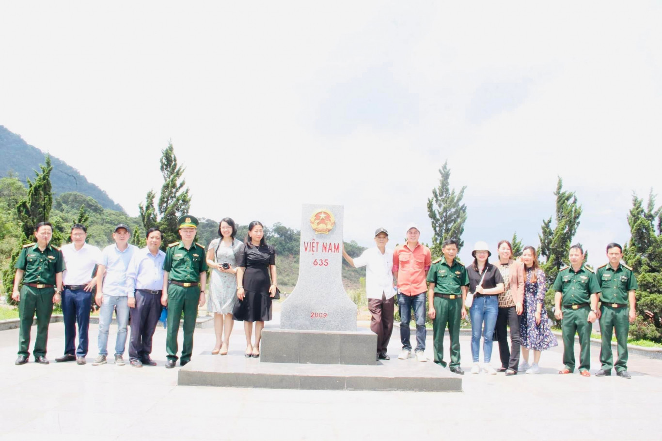 C&aacute;c c&aacute;n bộ, hội vi&ecirc;n Hội nh&agrave; b&aacute;o tỉnh tham quan Cửa khẩu quốc tế La Lay - Ảnh: Minh Đức