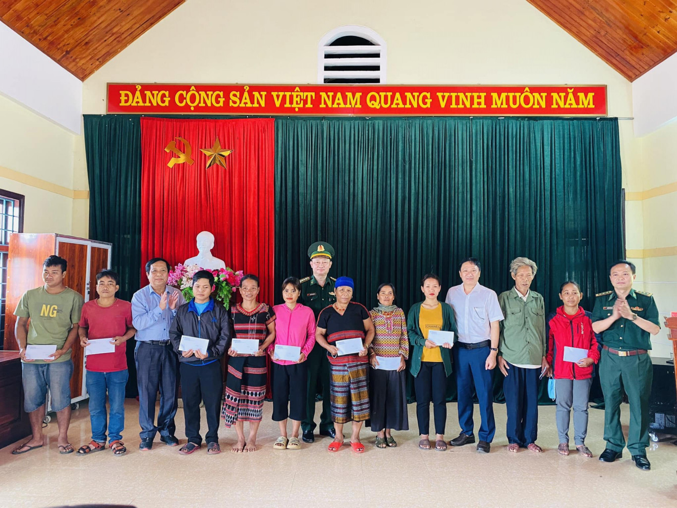 Tặng qu&agrave; cho c&aacute;c Hộ gia đ&igrave;nh kh&oacute; khăn ở x&atilde; A Bung