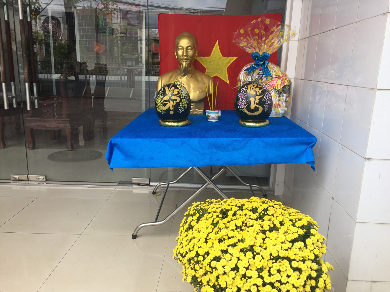 Ng&agrave;y tết, ảnh B&aacute;c Hồ, c&ugrave;ng tr&aacute;i c&acirc;y, nhang đ&egrave;n v&agrave; c&acirc;u đối được người d&acirc;n C&agrave; Mau đặt trang trọng b&ecirc;n hi&ecirc;n nh&agrave; để ai vừa đến đ&atilde; c&uacute;i đầu ch&agrave;o B&aacute;c - Ảnh: M.T