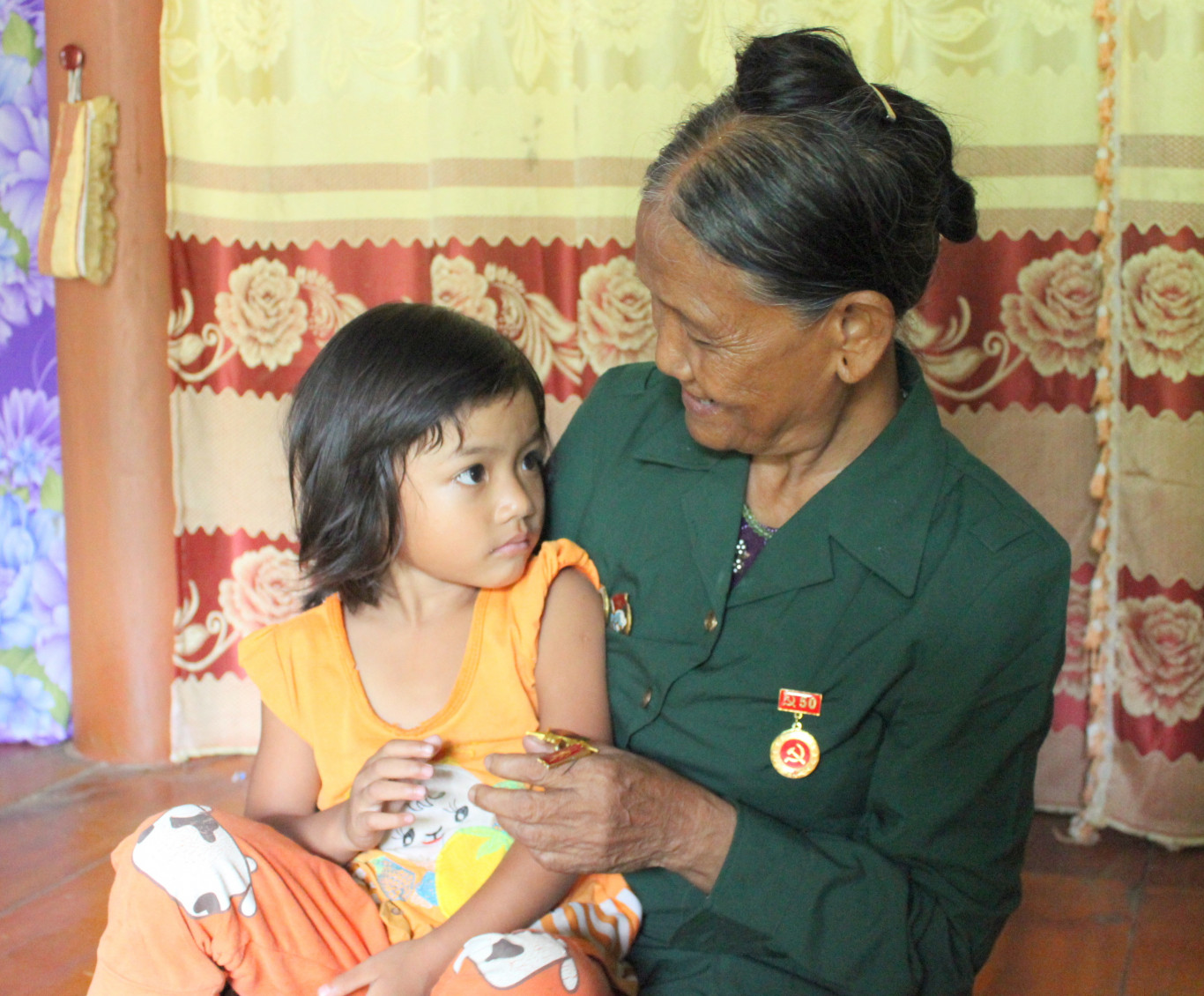 Chăm s&oacute;c ch&aacute;u l&agrave; niềm vui mỗi ng&agrave;y của Kăn Ch&ograve;ng - Ảnh: K.K.S