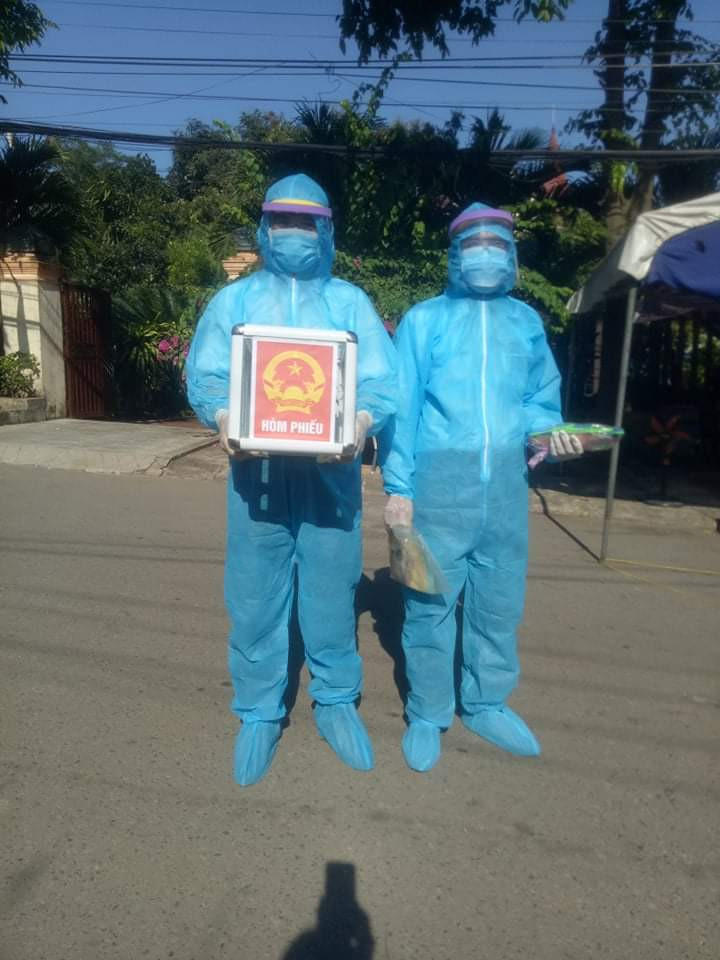 Tổ bầu cử phường 3, TP Đ&ocirc;ng H&agrave; đưa th&ugrave;ng phiếu phụ v&agrave;o khu vực phong tỏa  - Ảnh: Dư T&acirc;m