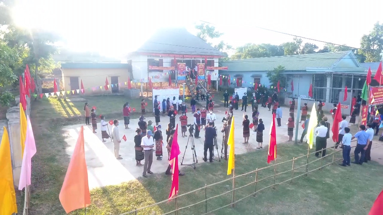 Ng&agrave;y hội bầu cử ở th&ocirc;n A Dơi Đớ - Ảnh: V&otilde; Linh