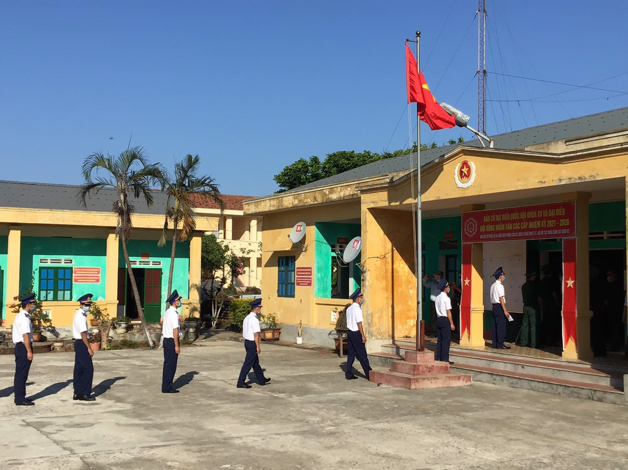 Chiến sỹ tr&ecirc;n đảo Cồn Cỏ xếp h&agrave;ng chờ bỏ phiếu - Ảnh: Hương Duy&ecirc;n