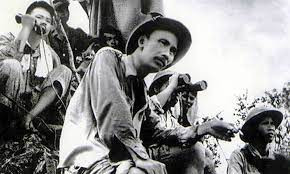 Chủ tịch Hồ Ch&iacute; Minh quan s&aacute;t trận địa ở mặt trận Đ&ocirc;ng Kh&ecirc; năm 1950 - Ảnh: Tư liệu