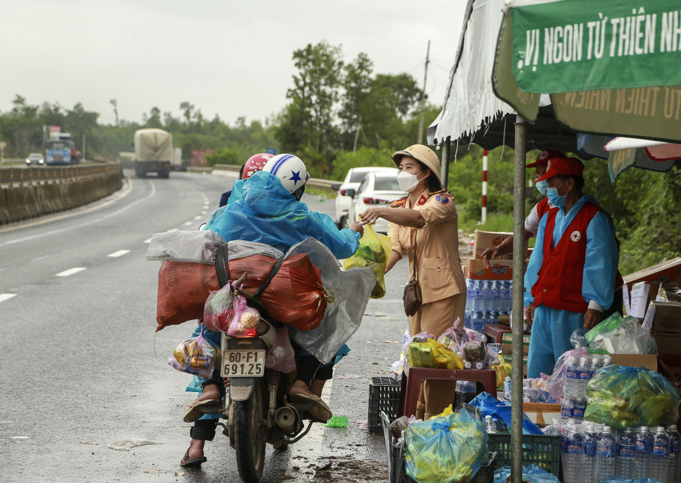 Một điểm hỗ trợ bà con trên đường về quê tránh dịch - Ảnh: Bảo Trung