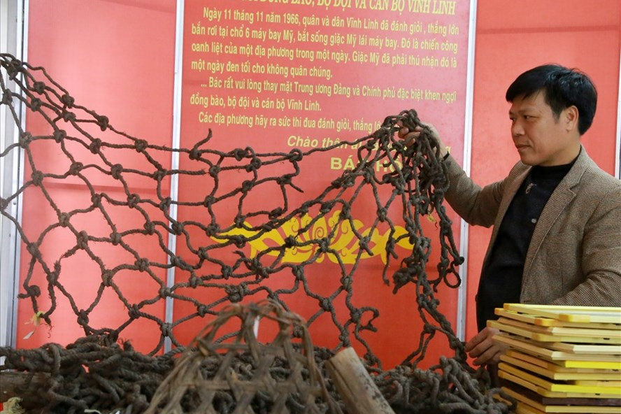 Lưới bắt cọp từ xưa do d&acirc;n l&agrave;ng Thủy Ba đan từ c&acirc;y s&oacute;t được trưng b&agrave;y ở ph&ograve;ng truyền thống của UBND x&atilde; Vĩnh Thủy - Ảnh: Hưng Thơ.