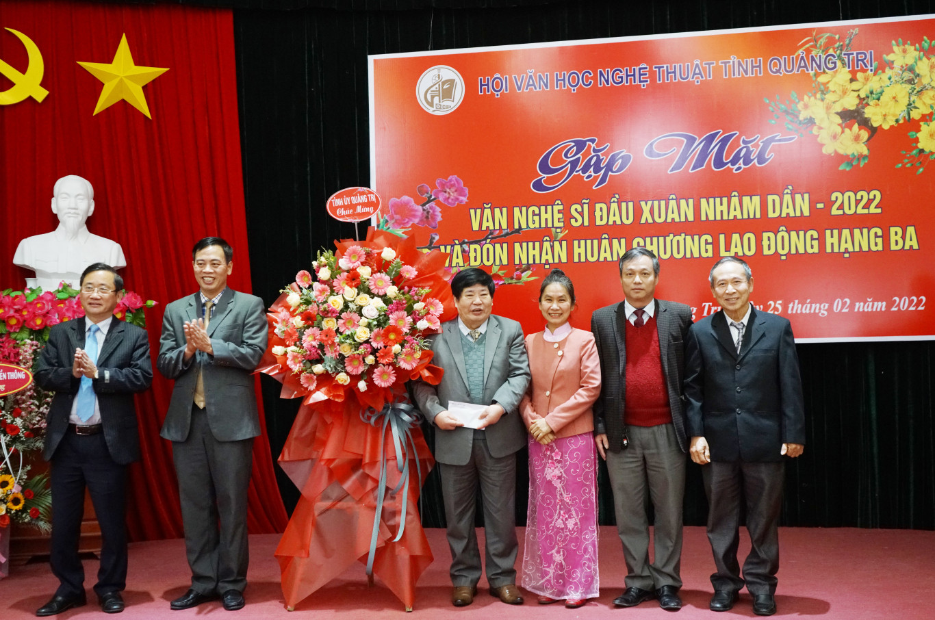 L&atilde;nh đạo tỉnh tặng hoa ch&uacute;c mừng Hội VHNT 