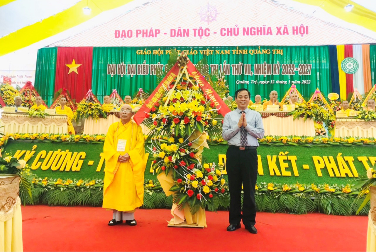 L&atilde;nh đạo tỉnh tặng lẵng hoa ch&uacute;c mừng Đại hội