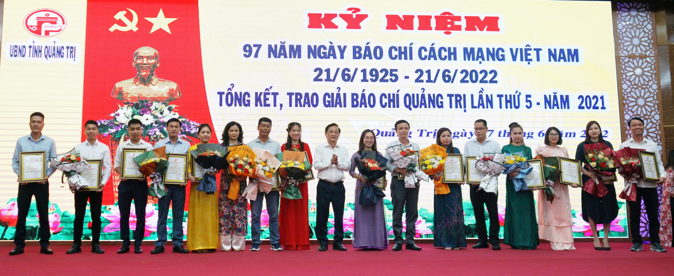 Trưởng Ban Tuy&ecirc;n gi&aacute;o Tỉnh ủy Hồ Đại Nam trao giải cho t&aacute;c giả, nh&oacute;m t&aacute;c giả đoạt giải B 