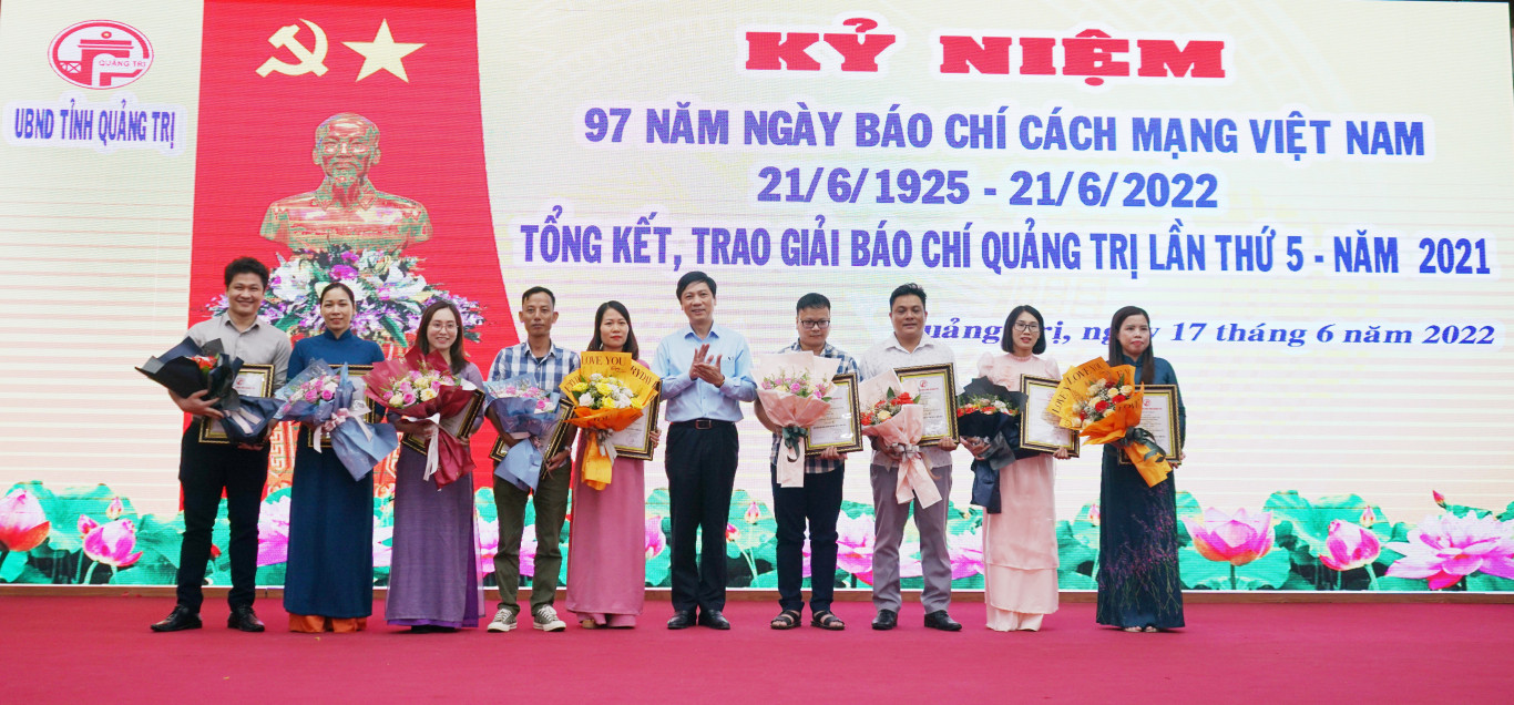 Ph&oacute; Chủ tịch UBND tỉnh Ho&agrave;ng Nam trao giải cho c&aacute;c t&aacute;c giả, nh&oacute;m t&aacute;c giả đoạt giải C 