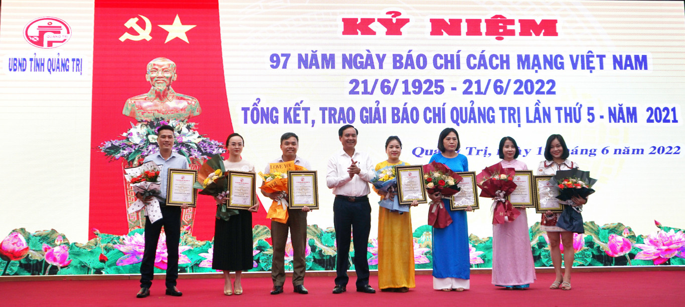 Ph&oacute; B&iacute; thư Tỉnh ủy, Chủ tịch UBND tỉnh V&otilde; Văn Hưng trao giải cho c&aacute;c t&aacute;c giả, nh&oacute;m t&aacute;c giả đoạt giải A 