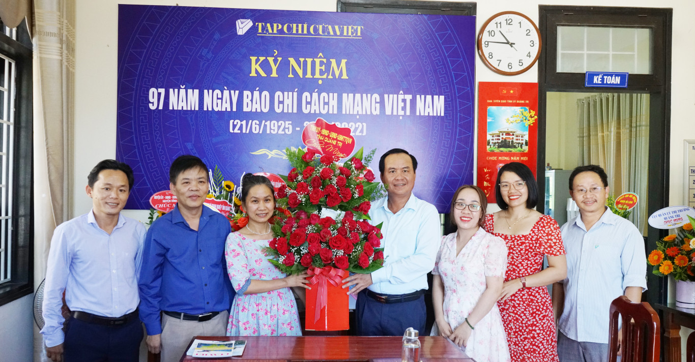 Ph&oacute; B&iacute; thư Tỉnh ủy, Chủ tịch UBND tỉnh V&otilde; Văn Hưng ch&uacute;c mừng Tạp ch&iacute; Cửa Việt nh&acirc;n kỷ niệm 97 năm Ng&agrave;y B&aacute;o ch&iacute; c&aacute;ch mạng Việt Nam 
