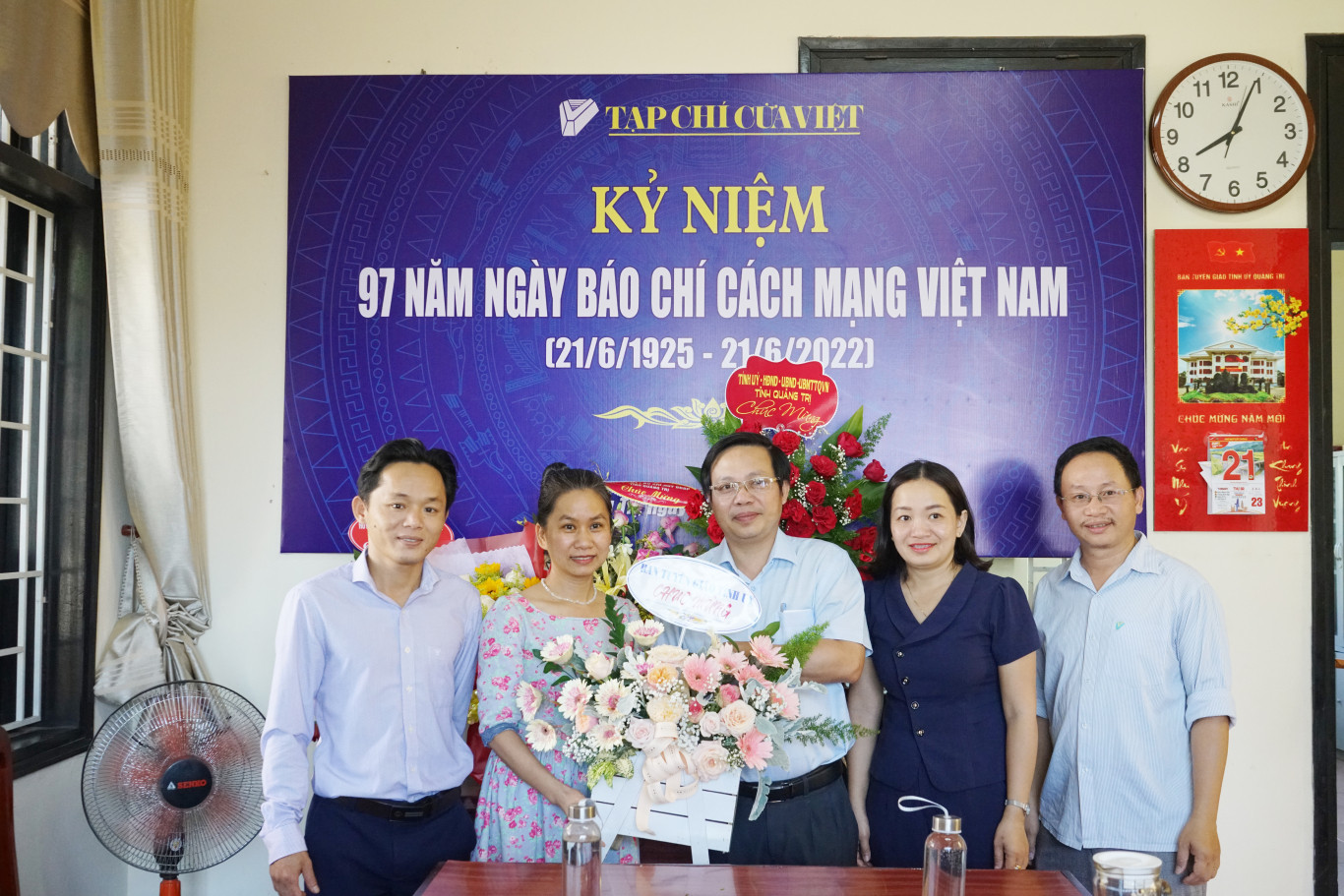 Ban Tuy&ecirc;n gi&aacute;o Tỉnh ủy tặng hoa ch&uacute;c mừng