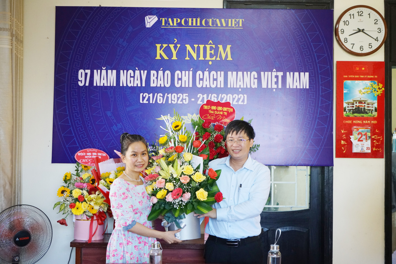 ĐUK Cơ quan v&agrave; Doanh nghiệp tỉnh tặng hoa ch&uacute;c mừng