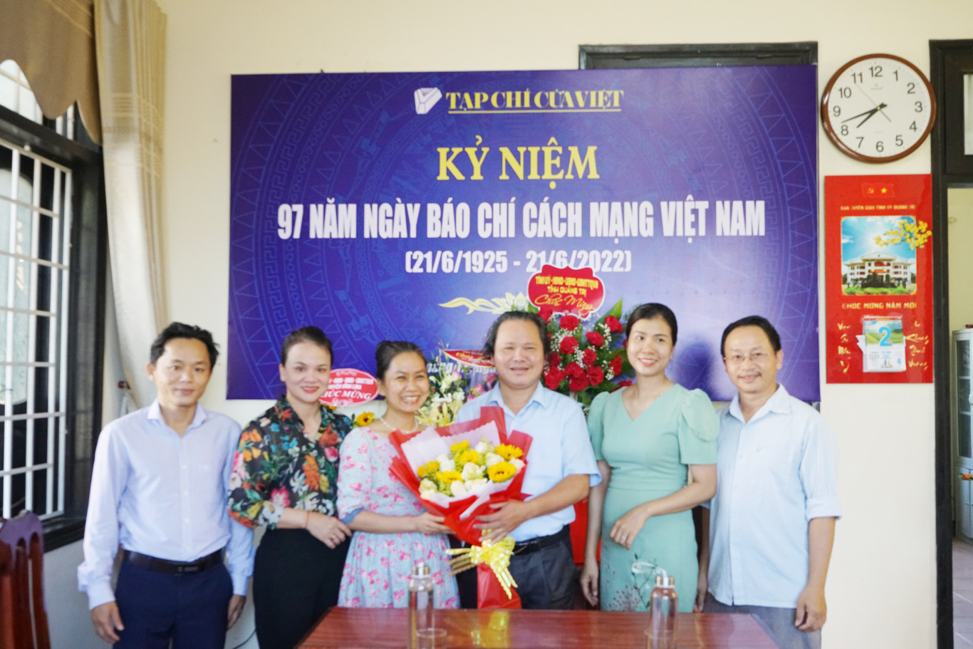 Sở Th&ocirc;ng tin v&agrave; Truyền th&ocirc;ng tặng hoa ch&uacute;c mừng