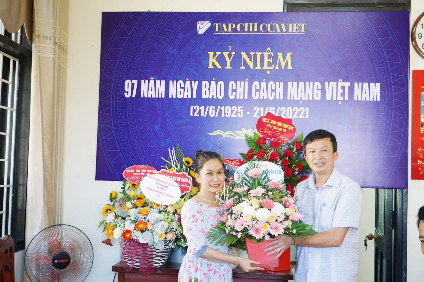 Sở VHTT&DL tặng hoa ch&uacute;c mừng