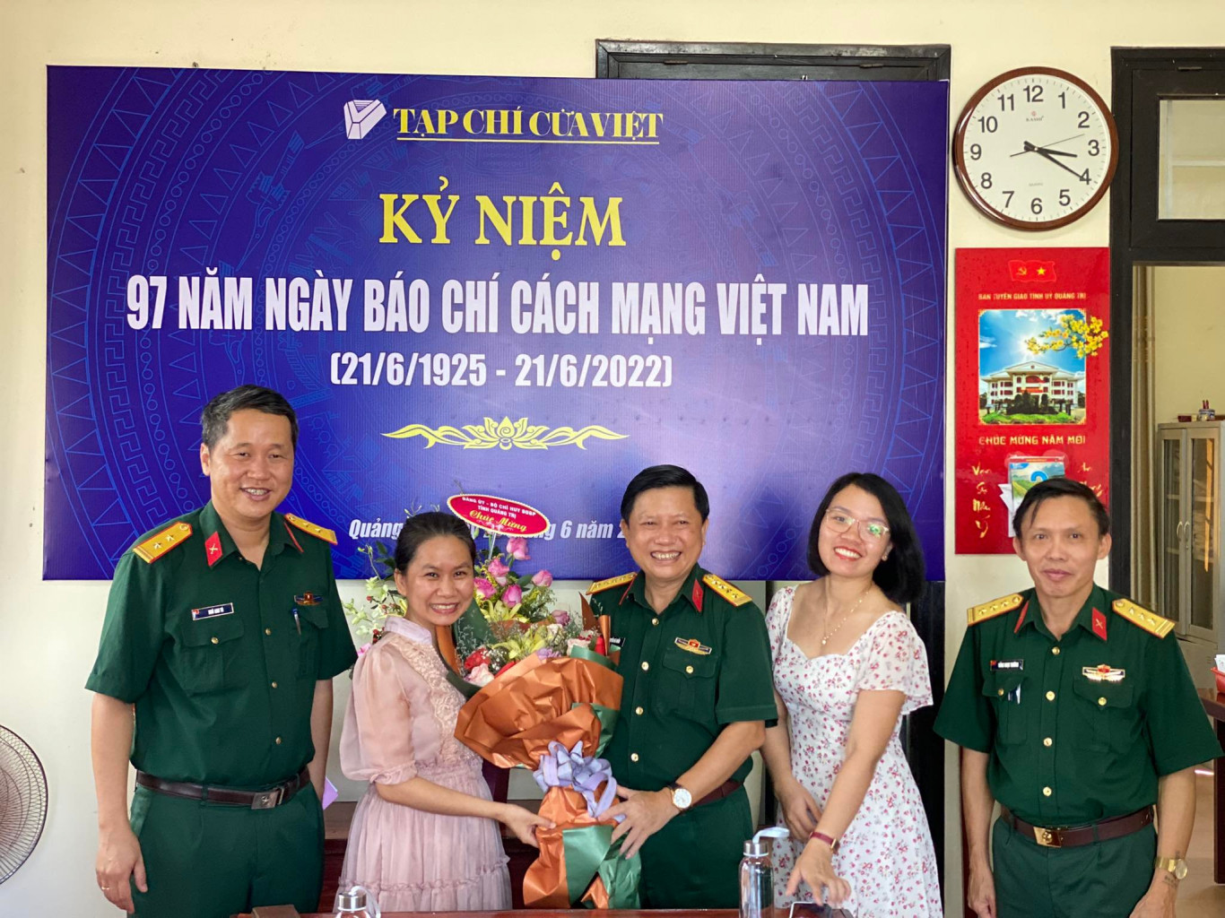 Bộ Chỉ huy Qu&acirc;n sự tỉnh tặng hoa ch&uacute;c mừng