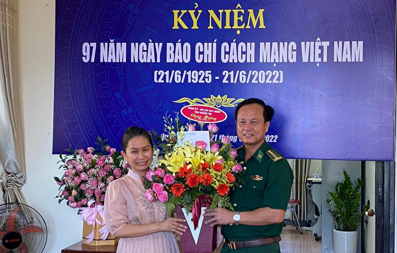 Bộ Chỉ huy BĐBP tặng hoa ch&uacute;c mừng 
