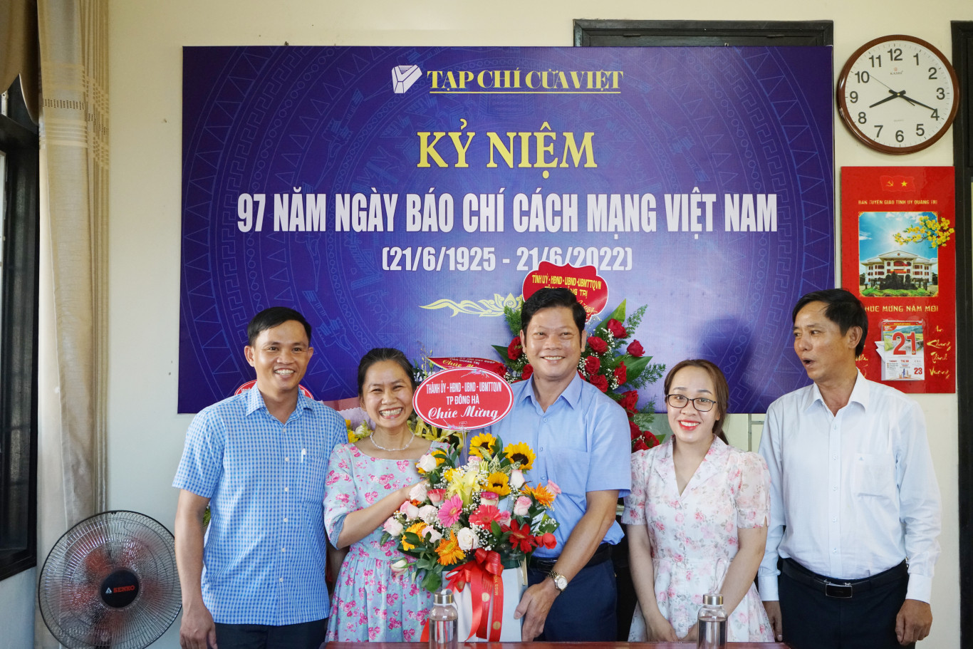 Th&agrave;nh ủy-HĐND-UBND-UBMTTQVN th&agrave;nh phố Đ&ocirc;ng H&agrave; tặng hoa ch&uacute;c mừng