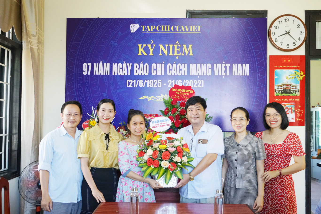 Thị ủy-HĐND-UBND-UBMTTQVN thị x&atilde; Quảng Trị tặng hoa ch&uacute;c mừng 