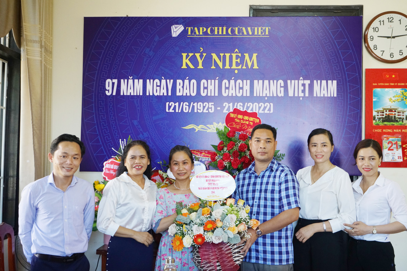 Huyện ủy-HĐND-UBND-UBMTTQVN huyện Đakr&ocirc;ng tặng hoa ch&uacute;c mừng