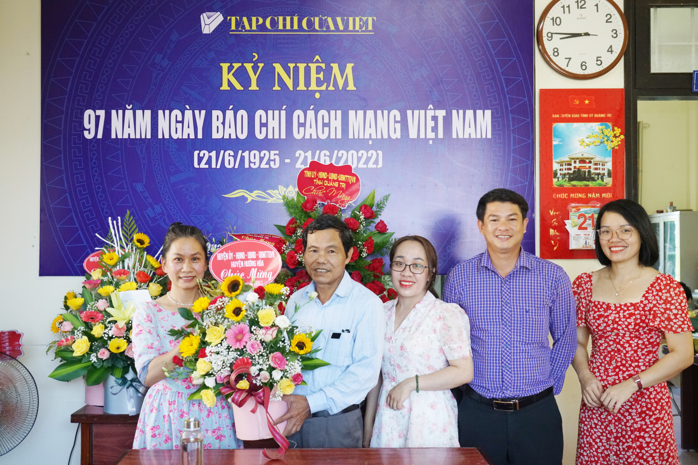 Huyện ủy-HĐND-UBND-UBMTTQVN huyện Hướng H&oacute;a tặng hoa ch&uacute;c mừng